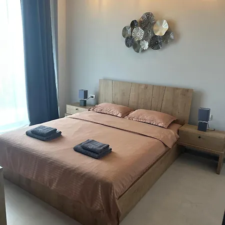 Alex Mnl Lux Mamaia 12 *